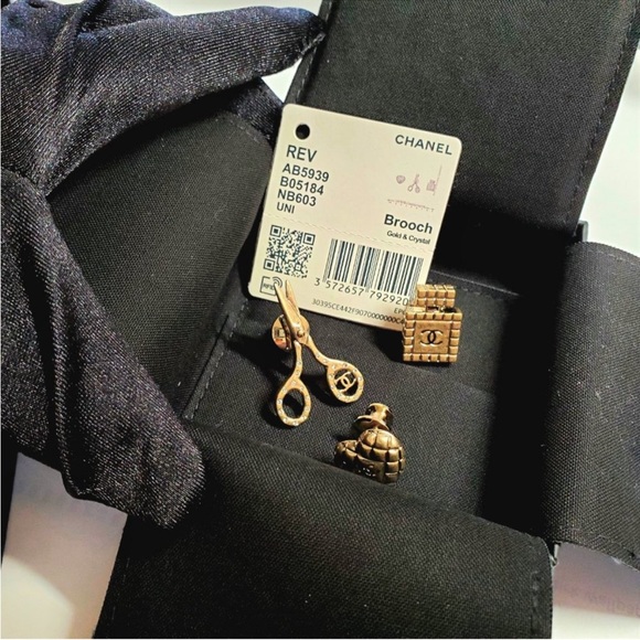 🚨 HOST PICK 🆕 Chanel Matte Gold Mini Brooch Set: Heart, Perfume, Scissors